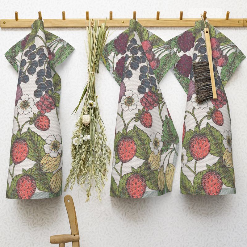 Bärbestånd handduk från Ekelund, skapad av Betty Svensson, med en frodig illustration av trädgårdens bär.