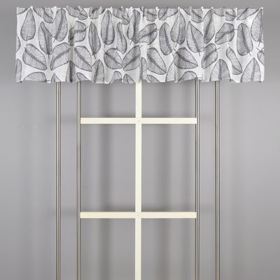 Sienna grå gardinkappa 45x250 cm upphängd på gardinstång framför fönster, visar vackert ljusgenomsläpp och mönster.