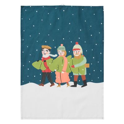 Illustration av tre vänner som bär hem en julgran i snöigt landskap på en kökshandduk i blått och vitt.