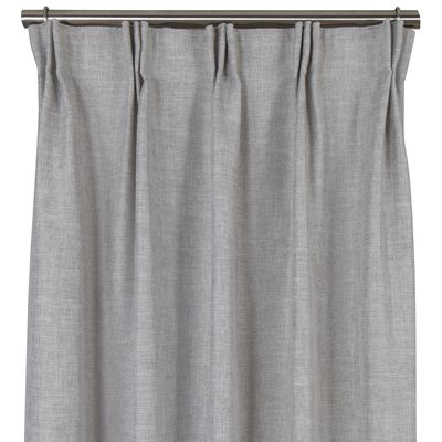 Närbild på Arcadia grå gardin upphängd på stång med veckband, visande den melerade strukturen.