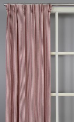 Anna röd gardin upphängd i rumsmiljö med ljusgrå vägg och vit fönsterkarm – klassisk randig gardin i rött och vitt.