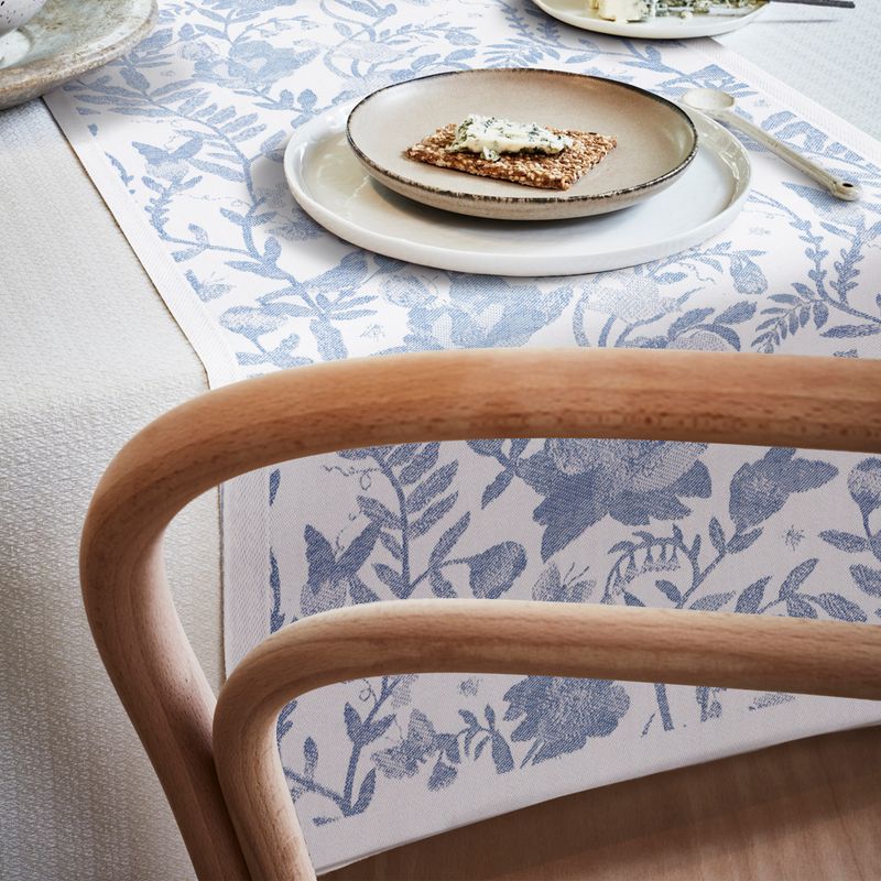 Stilren bordslöpare 'Dream' i ekologiskt material med avslappnande motiv av växter och fåglar, GOTS-certifierad.