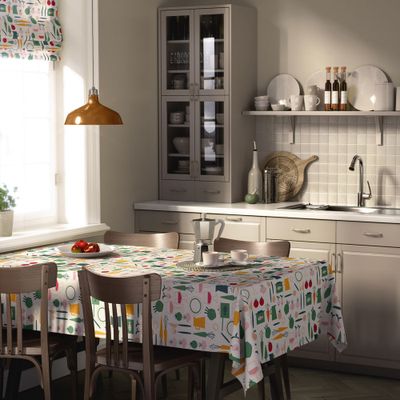 Dinner grön bordsduk med retroinspirerat mönster dukad på köksbord i ljus köksmiljö