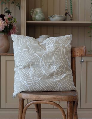 Beige Tilda kuddfodral placerat på trästol i köksmiljö