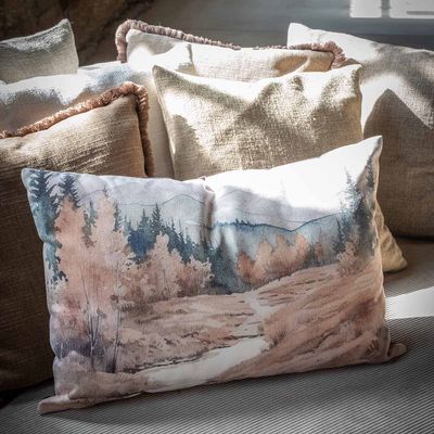 Kuddfodral 40x60 cm med höstlandskap i lugna färger, placerad i en ljus och neutral soffa.