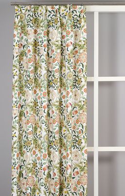 Flora grön gardiner upphängda i rum med ljus botten och grönt blommönster