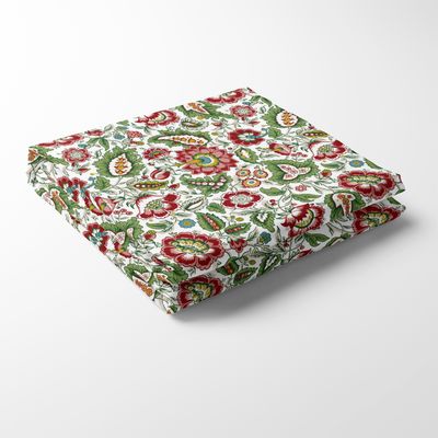 Blombacka bordsduk i ljusgrönt tyg med färgstarka blommor i rött, grönt och blått.