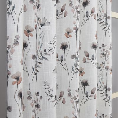 Detaljerad vy av Liora gardinens tyg som visar det florala mönstret i akvarellstil med blommor och blad.