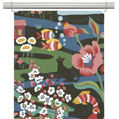 Panelgardin med färgstarka illustrationer av blommor, fiskar och katt mot svart bakgrund.