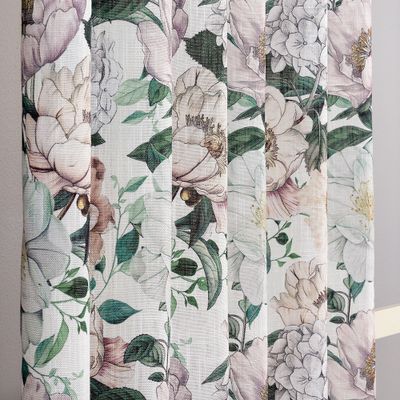 Närbild på Pion offwhite gardin som visar det storskaliga blommönstret och strukturen i materialet