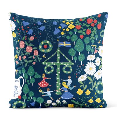 Kuddfodral med midsommarstång, blommor, jordgubbar och dansande barn på blå botten