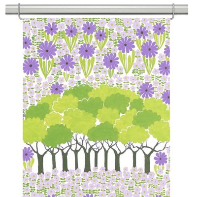 Panelgardiner med lila blommor och grönskande träd från Arvidssons textil