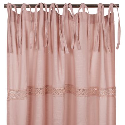 Rosa knytbandslängd med dekorativ spetsbård i romantisk lantlig stil