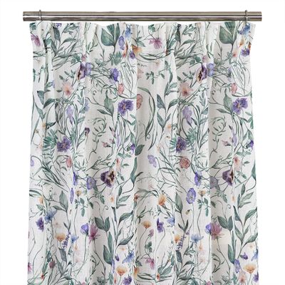 Viola offwhite gardin upphängd på stång, visad i helbild med floralt mönster i lila, grönt och aprikos