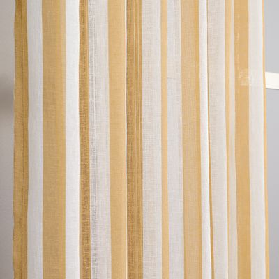 Detaljbild som visar struktur och digitaltryckt randmönster i gult och vitt