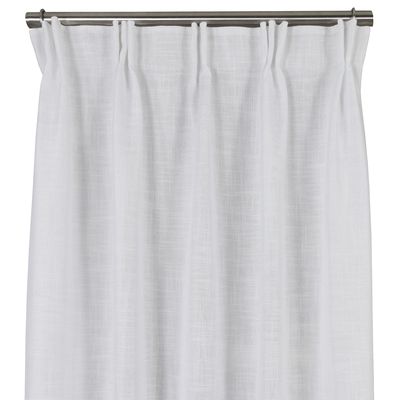 Närbild på Arcadia offwhite gardin med elegant struktur och mjuk veckning upptill.