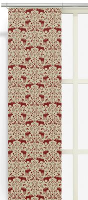 Beige panelgardin med röda älgar och växtmönster från Arvidssons Textil.