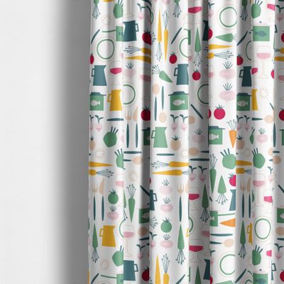 Dinner grön mönstrat tyg använt som gardin, med retro köksmotiv i grönt och rosa som skapar en lekfull känsla.