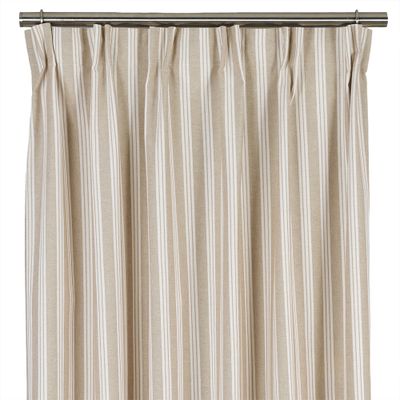 Gardin i beige och vitt med smala ränder, upphängd med multiband i helbild