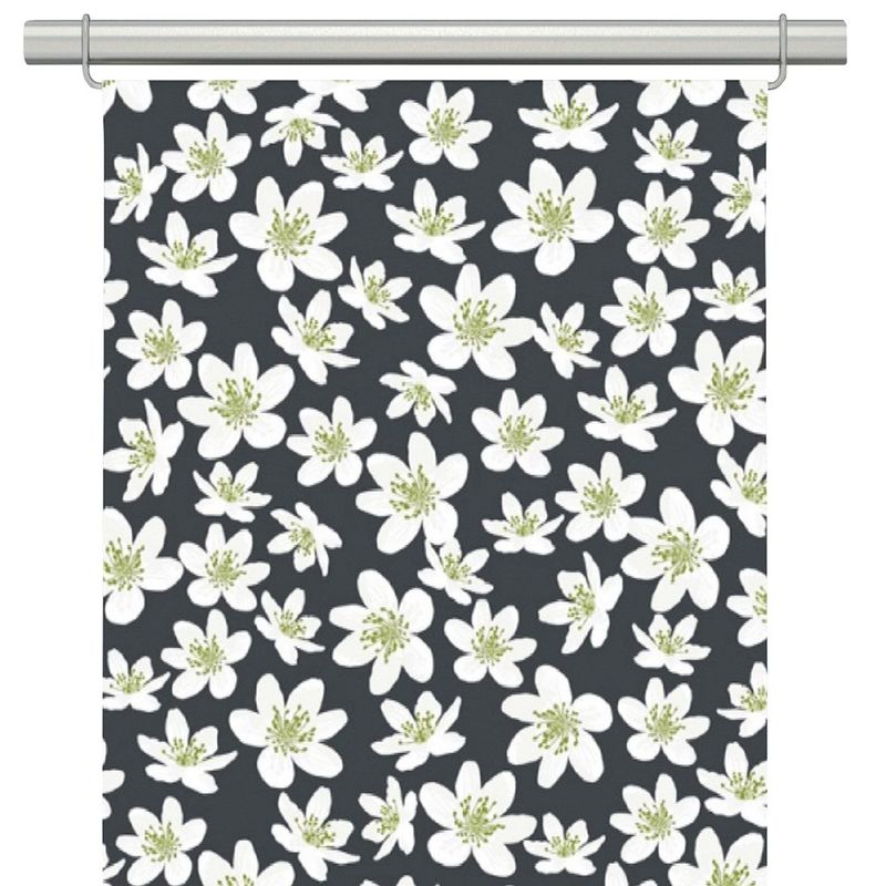 Panelgardiner med mörkgrå botten och små vita och limegröna anemone blommor från Arvidssons textil. Nu på rea!