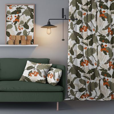 Höstgardiner med en vit botten och orange rönnbär och löv i grönt