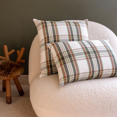 Kuddar i Ecossais offwhite, ett rutigt tyg med offwhite botten och ränder i grönt, rött, grått och beige.