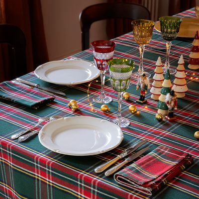 Juldukning med Ecossais röd som rutiga servetter, tillsammans med vitt porslin, färgade glas och juldekorationer.