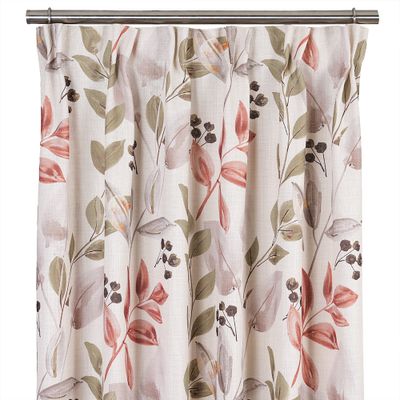 Gardin Odessa i sand och terrakotta med akvarellmönster av blad och bär, sedd framifrån.