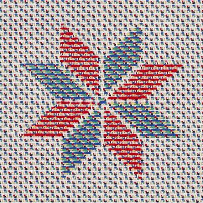 Närbild på Torplycka bordsduk från Ekelunds som visar den vävda bomullsstrukturen och ett geometriskt blommotiv i rött, blått och grönt.