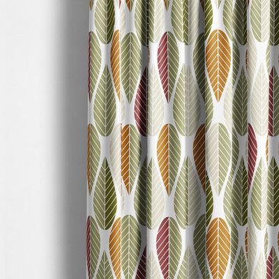 Populära Blader i de jordnära färgerna grönt, beige, rost och vinrött på offwhite botten. Grafiskt mönster som är inspirerat från 50-60 tal.