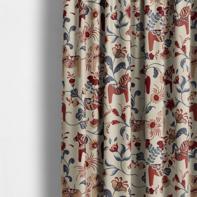 Leksand culla röd tyg upphängt som gardin med dalahästar och folkloristiskt mönster