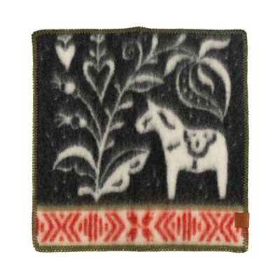 Sittunderlaget Dalarna svart med ett distinkt mönster av dalahästar och geometriska former i 100% ekologisk ull, kantat med en rustika sömmar och en läderetikett som detalj.