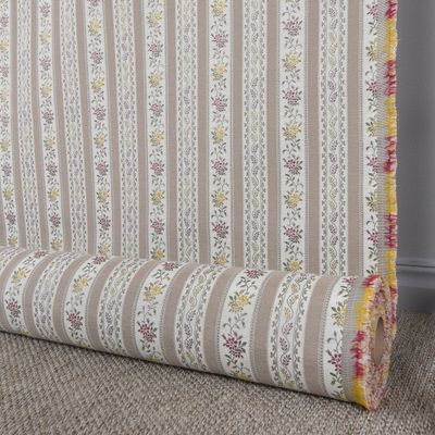 Rulle av Portugal beige möbeltyg med randigt blommönster, uppställd mot vägg
