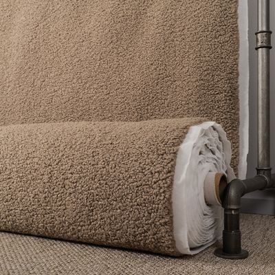 Sheep toffee möbeltyg på rulle som visar fyllig struktur och mjuk yta