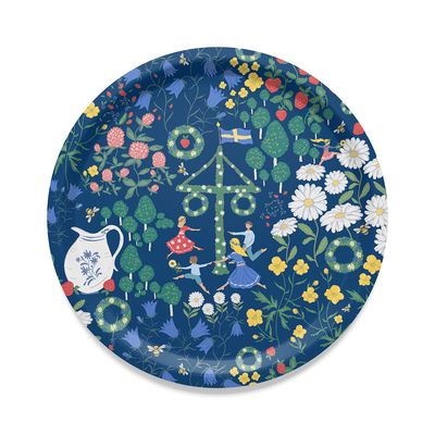 Midsommardans blå rund bricka använd vid servering i somrig köksmiljö