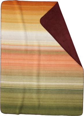 Woodland filt med uppvikt hörn som visar randig framsida och enfärgad baksida