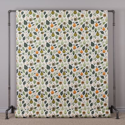 Fruits tyg i sin helhet uppspänt på ställning – ett mönster med frukter, blad och naturinspirerade detaljer.