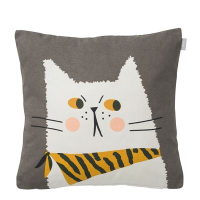 Kuddfodral med motiv av butter katt med rosa kinder och tigrerad scarf på grå botten.