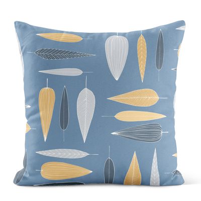 Blått kuddfodral med stiliserat bladmotiv i gult, vitt och mörkblått.