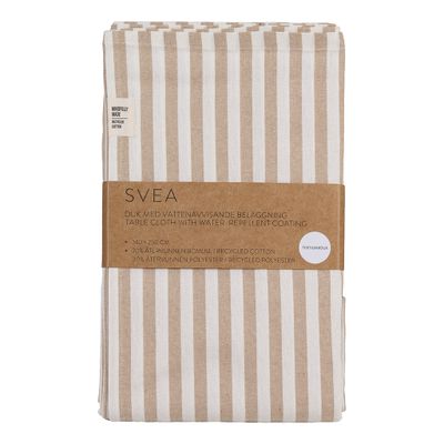Svea sand textilvaxduk med klassiskt randmönster i sand och offwhite, akrylatbehandlad och tillverkad av återvunnen bomull och återvunnen polyester.