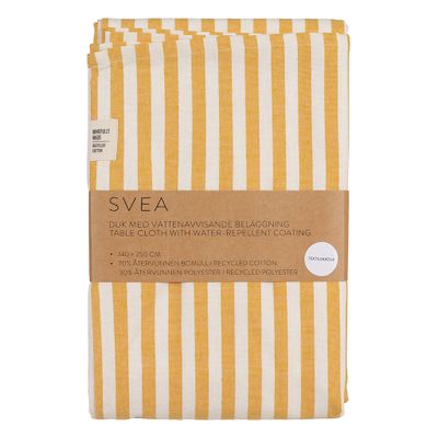 Svea gul textilvaxduk med klassiska gula och vita ränder, akrylatbehandlad och tillverkad av återvunnen bomull och återvunnen polyester.