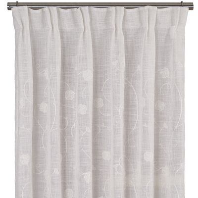 Desire offwhite gardin i skir linnemix med broderade blomslingor. Gardinen hänger med mjuka veck och släpper igenom ett behagligt ljus.