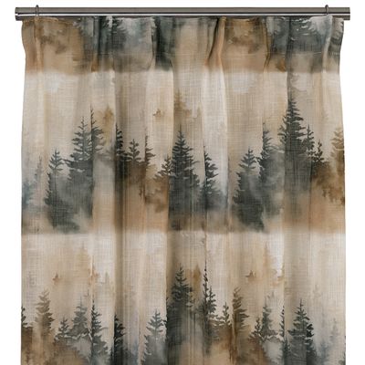 Forest gardin med akvarellinspirerat motiv av barrskog och dimslöjor i beige, grå och bruna toner.