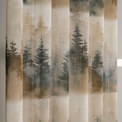 Detaljbild av Forest gardin som visar ett mjukt akvarellmålat skogslandskap med granar och dimmiga nyanser.