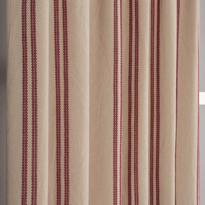 Närbild på Hedvig beige gardin med broderade röda ränder.