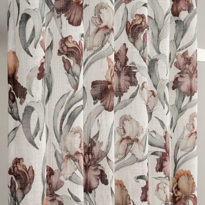 Detaljbild av Iris offwhite gardin som visar irisblommor och gröna blad på ljus botten samt tygets struktur i linnemix.