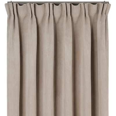 Owen Beige gardin från Fondaco mot vit bakgrund, med fokus på den veckade överkanten och hur gardinen hänger på stången. Det ribbade tyget och de djupa, jämna vecken framträder tydligt.