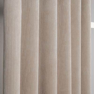 Närbild på gardinen Owen Beige från Fondaco som visar den finribbad strukturen i tyget. De mjuka vecken fångar ljuset och framhäver gardinens struktur och ljusa beige ton.