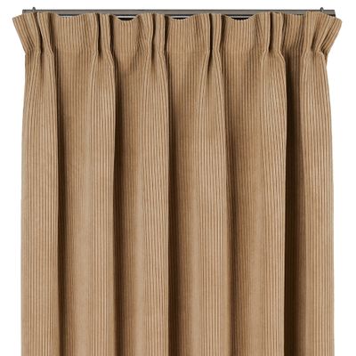 Fondaco Owen Oak gardin i beige manchestertyg med smala vertikala ränder och veckad upphängning på gardinstång.