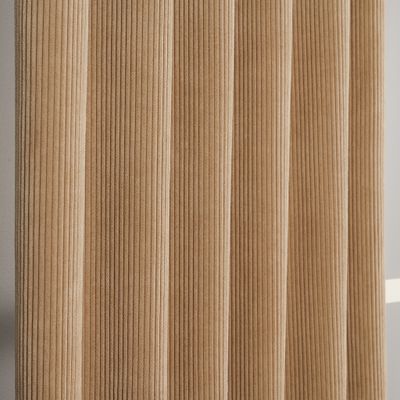 Närbild av Fondaco Owen Oak gardin som visar det beige manchestertygets mjuka struktur och smala vertikala ränder.